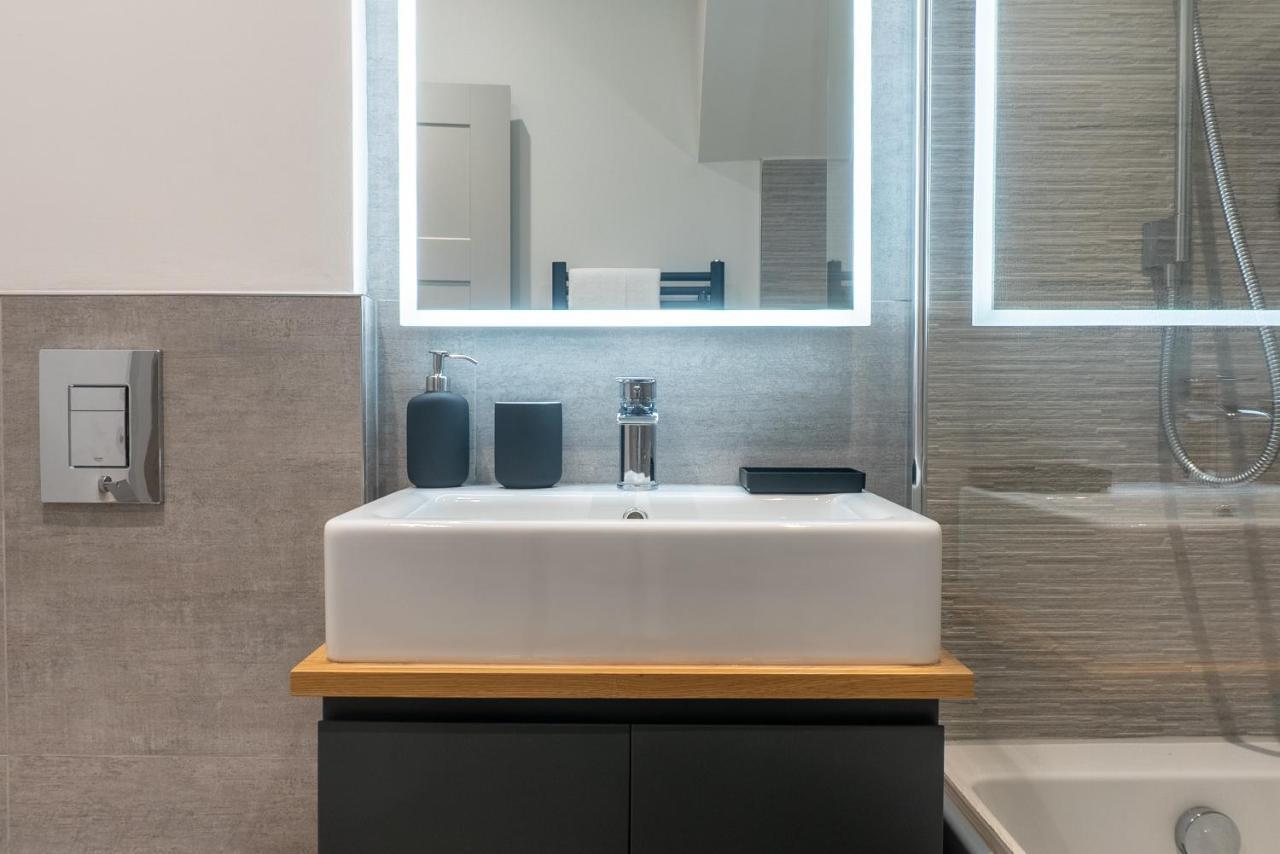 Spring Mount Huge Luxury Full Apartment- Harrogate Centre-Two Extremely Comfy Kingsize Bedrooms-Fully Equipped Modern Kitchen-Cosy Living Room With Huge Tv Buitenkant foto